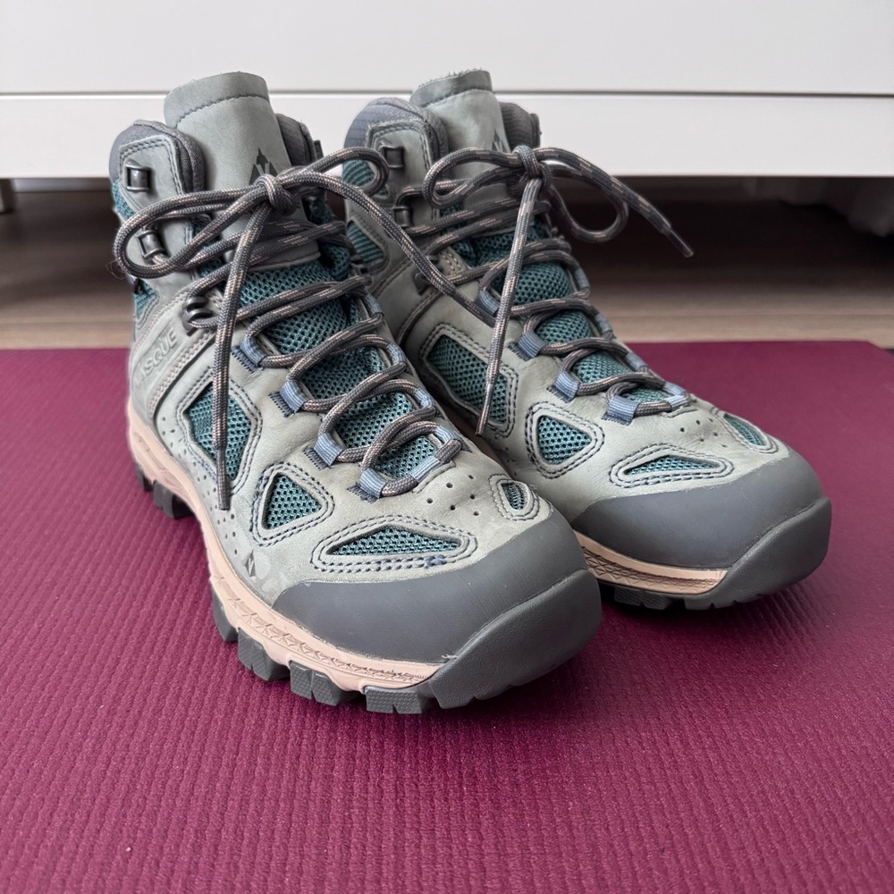 Like New! Vasque Breeze 4.0 Waterproof Hiking Boots